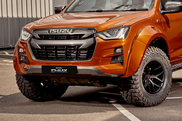 "Hợp tác giữa chúng tôi và Isuzu có lịch sử nhiều năm. Trong nhiều năm qua, chúng tôi đã tung ra nhiều phiên bản xe bán tải Isuzu D-Max AT35, nhưng mẫu D-Max Arctic AT35 vừa xuất hiện là phiên bản mạnh mẽ nhất," Giám đốc Arctic Trucks, ông Piter Smith chia sẻ. "Tôi rất hào hứng chờ đến thời điểm chiếc AT35 tuyệt vời và được nhiều người mong đợi này được bán ra thị trường, dự kiến sẽ có nhiều nhiều quan tâm đến mẫu xe này sau màn ra mắt tại triển lãm xe thương mại vừa qua."