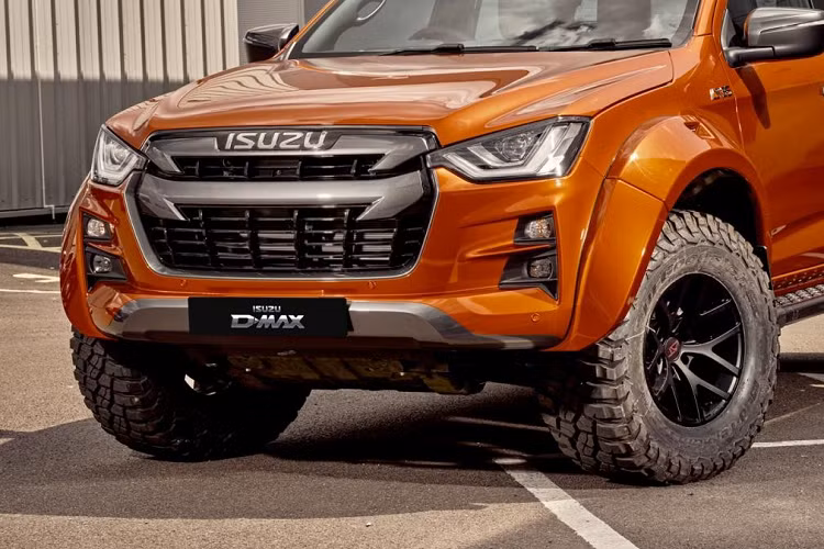 "Hợp tác giữa chúng tôi và Isuzu có lịch sử nhiều năm. Trong nhiều năm qua, chúng tôi đã tung ra nhiều phiên bản xe bán tải Isuzu D-Max AT35, nhưng mẫu D-Max Arctic AT35 vừa xuất hiện là phiên bản mạnh mẽ nhất," Giám đốc Arctic Trucks, ông Piter Smith chia sẻ. "Tôi rất hào hứng chờ đến thời điểm chiếc AT35 tuyệt vời và được nhiều người mong đợi này được bán ra thị trường, dự kiến sẽ có nhiều nhiều quan tâm đến mẫu xe này sau màn ra mắt tại triển lãm xe thương mại vừa qua."