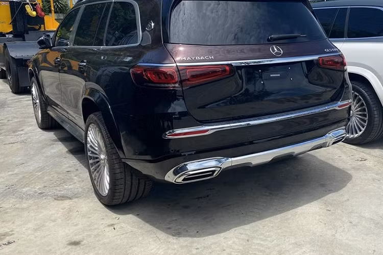 Bên trong cặp đôi Mercedes-Maybach GLS 600 mới về Việt Nam có không gian nội thất 4 chỗ với điểm nhấn là 2 ghế thương gia khoang hành khách không chỉ có khoảng duỗi chân thoải mái mà còn có thể ngả 43,5 độ, đi kèm tính năng làm mát, nhớ vị trí, sưởi, cũng như mát-xa. Ở giữa hàng ghế sau là cụm điều khiển trung tâm, tích hợp tủ lạnh hoặc là ngăn chứa đồ. Điểm nhấn của xe còn có da Nappa cao cấp, những chi tiết ốp gỗ hay hệ thống đèn viền 64 màu, cửa sổ trời toàn cảnh...
