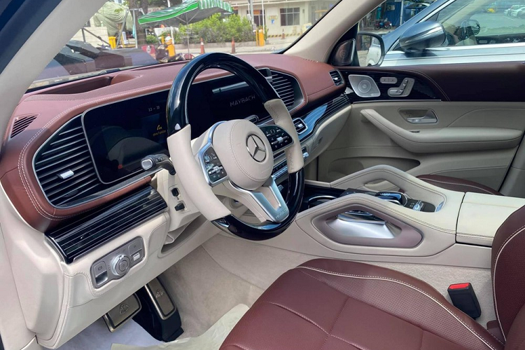 Giá xe Mercedes-Maybach GLS 600 tại Việt Nam được các công ty nhập khẩu tư nhân chào bán hơn 16 tỷ đồng. Bỏ ra số tiền trên, các khách hàng sẽ nhận được 1 chiếc SUV siêu sang được nâng cấp từ Mercedes-Benz GLS với mặt ca lăng thiết kế khác biệt với các thanh nan dọc, ngoài ra là tấm ốp bảo vệ gầm dưới cản trước và sau, cột B mạ crôm sáng bóng hay viền hốc gió cũng được hãng xe sang chỉnh sửa thiết kế lại cho Mercedes-Maybach GLS.