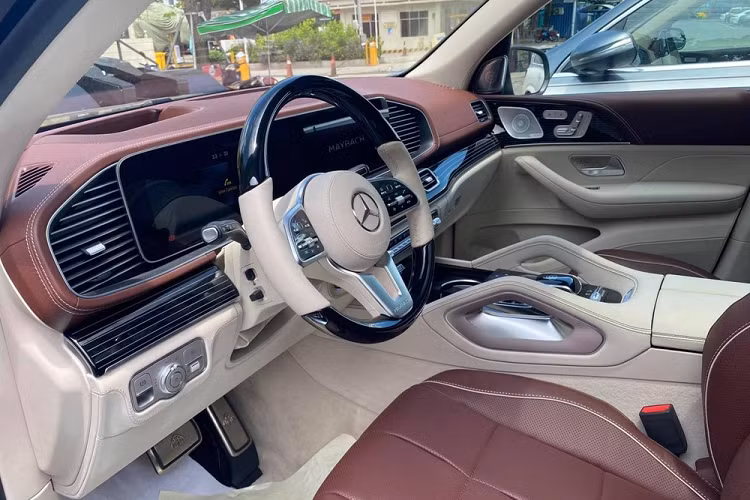 Giá xe Mercedes-Maybach GLS 600 tại Việt Nam được các công ty nhập khẩu tư nhân chào bán hơn 16 tỷ đồng. Bỏ ra số tiền trên, các khách hàng sẽ nhận được 1 chiếc SUV siêu sang được nâng cấp từ Mercedes-Benz GLS với mặt ca lăng thiết kế khác biệt với các thanh nan dọc, ngoài ra là tấm ốp bảo vệ gầm dưới cản trước và sau, cột B mạ crôm sáng bóng hay viền hốc gió cũng được hãng xe sang chỉnh sửa thiết kế lại cho Mercedes-Maybach GLS.