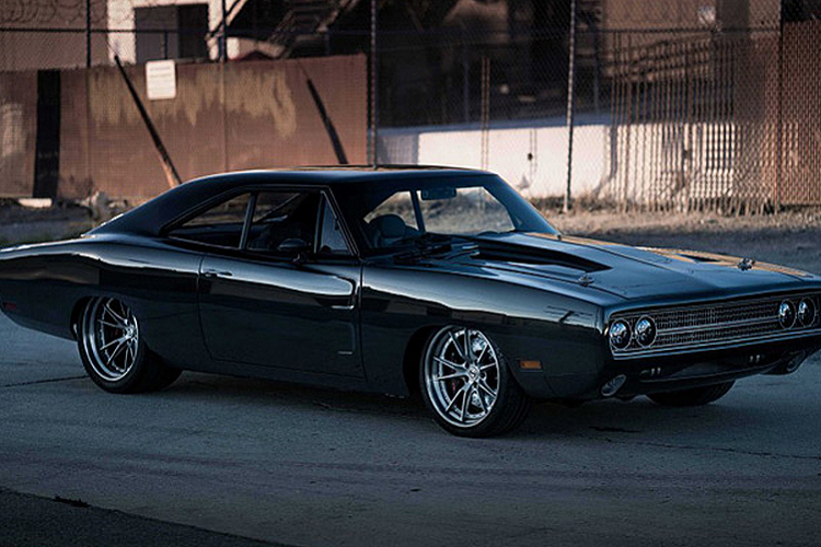 Một cổ lái Ididit và giá lái Detroit Speed giúp cải thiện khả năng bẻ lái của xe, trong khi bộ giảm chấn QA1 được độ để đi đường đua. Chiếc Charger động cơ đặt giữa của SpeedKore chạy bằng bộ la-zăng khóa tủng tâm cỡ 18 inch với lốp 275/35R18 phía trước và 345/35R18 phía sau.