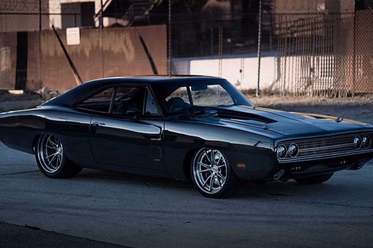 Một cổ lái Ididit và giá lái Detroit Speed giúp cải thiện khả năng bẻ lái của xe, trong khi bộ giảm chấn QA1 được độ để đi đường đua. Chiếc Charger động cơ đặt giữa của SpeedKore chạy bằng bộ la-zăng khóa tủng tâm cỡ 18 inch với lốp 275/35R18 phía trước và 345/35R18 phía sau.