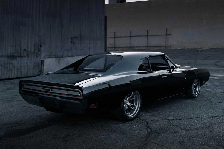 Ở phía bên ngoài, Hellacious trông rất táo bạo và dữ dằn nhờ bộ widebody độ riêng với tấm chắn bùn cắt góc nổi bật và cửa kính phía sau để lộ nguyên khoang động cơ.