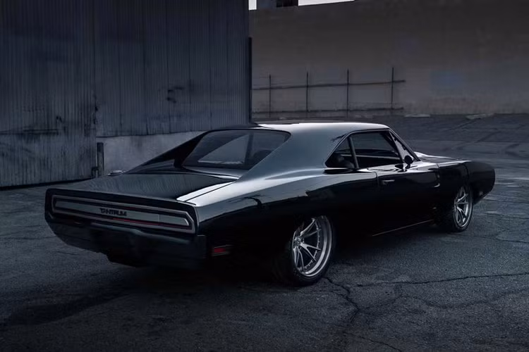 Ở phía bên ngoài, Hellacious trông rất táo bạo và dữ dằn nhờ bộ widebody độ riêng với tấm chắn bùn cắt góc nổi bật và cửa kính phía sau để lộ nguyên khoang động cơ.