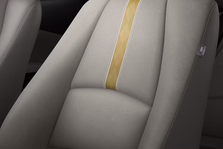 Ngoài động cơ tiết kiệm xăng hơn, Mazda2 2021 ở thị trường Nhật Bản còn được nâng cấp về mặt trang bị với hệ thống camera 360 độ tiêu chuẩn. Trong khi đó, sạc điện thoại thông minh không dây và màn hình thông tin giải trí kết nối không dây với điện thoại thông minh qua Apple CarPlay là trang bị tùy chọn dành cho mẫu xe hạng B này. Tuy nhiên, màn hình thông tin giải trí của xe vẫn kết nối có dây với điện thoại thông minh qua Android Auto.