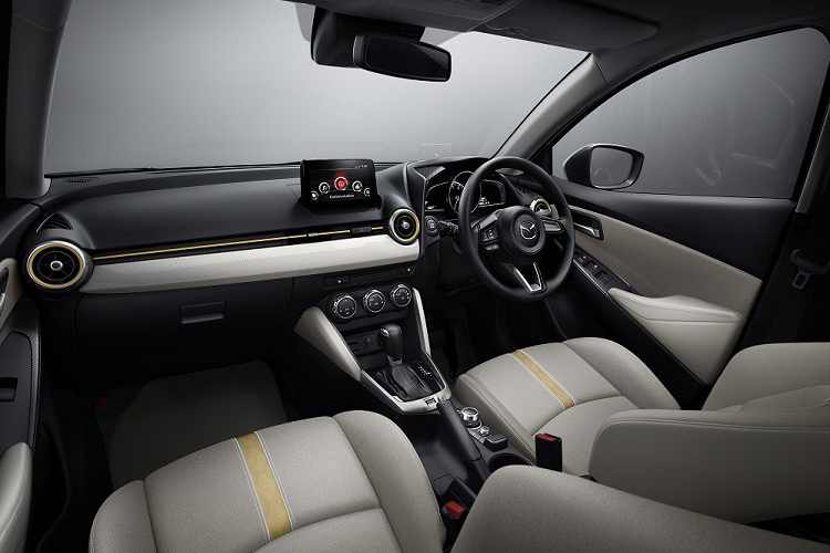 Điểm nhấn đầu tiên của Mazda2 2021 tại Nhật Bản là khối động cơ xăng Skyactiv-G 4 xi-lanh, dung tích 1.5L đã được cải tiến để tiết kiệm nhiên liệu hơn nhờ công nghệ Diagonal Vortex Combustion. Công nghệ này giúp tăng vận tốc dòng chảy của hỗn hợp không khí/nhiên liệu trong động cơ, giúp quá trình đánh lửa diễn ra nhanh hơn và hoàn thiện hơn. Ngoài ra, tỷ số nén của động cơ xăng Skyactiv-G 1.5L còn được tăng từ 12:1 lên 14:1.