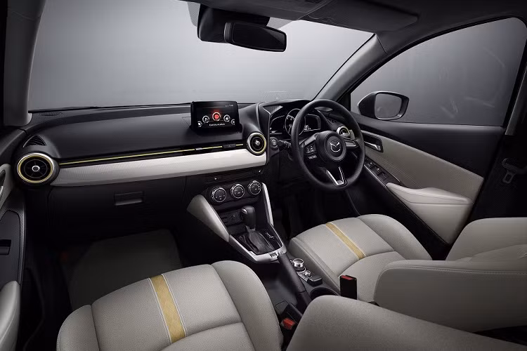 Điểm nhấn đầu tiên của Mazda2 2021 tại Nhật Bản là khối động cơ xăng Skyactiv-G 4 xi-lanh, dung tích 1.5L đã được cải tiến để tiết kiệm nhiên liệu hơn nhờ công nghệ Diagonal Vortex Combustion. Công nghệ này giúp tăng vận tốc dòng chảy của hỗn hợp không khí/nhiên liệu trong động cơ, giúp quá trình đánh lửa diễn ra nhanh hơn và hoàn thiện hơn. Ngoài ra, tỷ số nén của động cơ xăng Skyactiv-G 1.5L còn được tăng từ 12:1 lên 14:1.