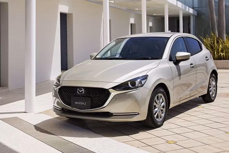 Trong khi đó, ở bản Sunlit Citrus đặc biệt, Mazda2 2021 sẽ được bổ sung những điểm nhấn màu vàng sáng như viền cửa gió điều hòa, đường kẻ trên ghế, nẹp nằm ngang ở cửa gió điều hòa trên mặt táp-lô và chất liệu giả da lộn Grand Lux màu be, "tông xuyệt tông" với thảm sàn. Ngay cả khóa điều khiển từ xa của Mazda2 Sunlit Citrus 2021 cũng được sơn màu vàng chanh.