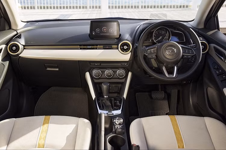 Tuy tiết kiệm nhiên liệu hơn nhưng động cơ xăng Skyactiv-G 1.5L của Mazda2 2021 vẫn tạo ra công suất tối đa 110 mã lực tại tua máy 6.000 vòng/phút và mô-men xoắn cực đại 142 Nm tại tua máy 3.500 vòng/phút như phiên bản cũ. Sức mạnh được truyền tới cầu trước thông qua hộp số sàn 6 cấp hoặc hộp số tự động 6 cấp. Tương tự trước đây, động cơ này có thể kết hợp với hệ dẫn động 4 bánh toàn thời gian tùy chọn.