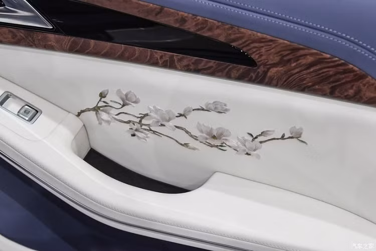 Tương tự bản thường, Hồng Kỳ H9+ White Magnolia Custom Edition cũng sở hữu chiều dài 5.137 mm, chiều rộng 1.904 mm, chiều cao 1.493 mm và chiều dài cơ sở 3.260 mm. Kích thước này mang đến nội thất rộng rãi cho mẫu sedan hạng sang này.