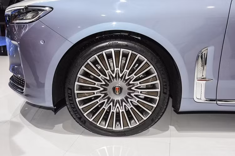 Nằm hai bên lưới tản nhiệt là cụm đèn pha Matrix LED có thiết kế dài và thanh mảnh, đi kèm dải đèn LED định vị ban ngày được thiết kế hình chữ L ngược. Bên dưới đèn pha là đèn sương mù trước nằm dọc và hốc gió kéo dài hết chiều rộng của đầu xe. Bên sườn, mẫu sedan hạng sang này được trang bị bộ vành hợp kim đa chấu với đường kính 20 inch...