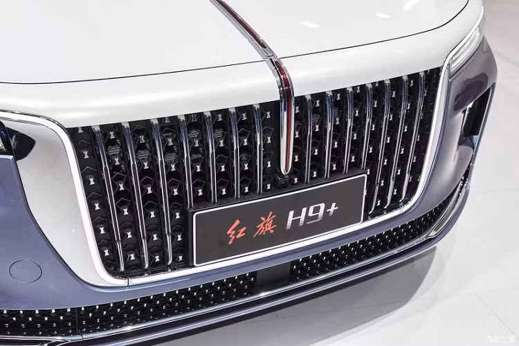 Để phù hợp với cái tên "Hoa Lan Trắng", phiên bản đặc biệt của Hồng Kỳ H9+ 2021 mới được sơn phối 2 màu là trắng và xanh đá tương phản, theo phong cách của những mẫu xe sang như Rolls-Royce, Bentley hay Mercedes-Benz. Trong đó, nửa thân trên của xe được sơn màu trắng muốt.