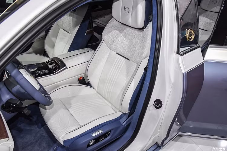 Bước vào bên trong Hồng Kỳ H9+ White Magnolia Custom Edition, người lái được chào đón bằng không gian nội thất bọc da màu trắng phối xanh đá "tông xuyệt tông" với ngoại thất và ốp gỗ màu nâu ... và trần xe còn được thêu cành hoa lan trắng - cảm hứng thiết kế của phiên bản đặc biệt này. Ngoài ra, trên trần xe cũng có nhiều đèn LED nhỏ, gợi liên tưởng đến trần xe "bầu trời sao" nổi tiếng của hãng Rolls-Royce.