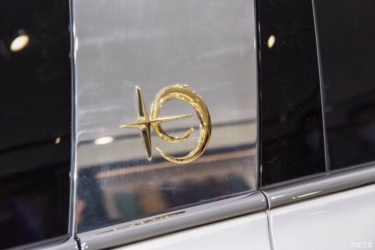 Cuối cùng là hệ thống treo xương đòn kép đằng trước và hệ thống treo độc lập đa liên kết phía sau. Đáng tiếc là hiện giá xe Hồng Kỳ H9+ 2021 bản White Magnolia Custom Edition vẫn chưa được công bố. Cũng chưa rõ mẫu xe này sẽ được sản xuất với số lượng bao nhiêu.