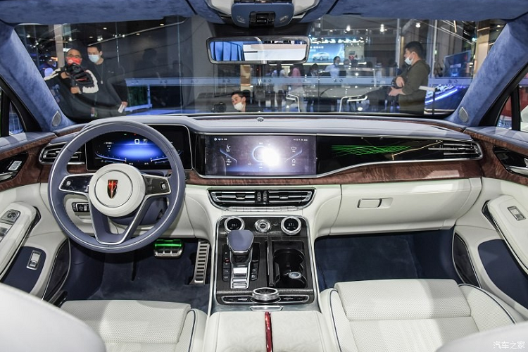 Đằng sau Hồng Kỳ H9+ White Magnolia Custom Edition cũng không thiếu những chi tiết mạ crôm, tạo cảm giác sang trọng. Ví dụ như nẹp mạ crôm trên cửa cốp sau, nằm giữa 2 đèn hậu. Bên dưới cũng có một nẹp mạ crôm nữa, nối giữa 2 đầu ống xả giả hình thang ngược. Ngoài ra, mẫu xe này còn có cụm đèn hậu nằm dọc, được thiết kế với cảm hứng từ Thiên An Môn.