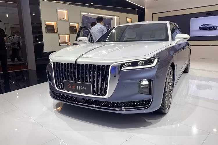 Tại triển lãm Ô tô Bắc Kinh 2020 diễn ra vào tháng 9 năm ngoái, thương hiệu Hồng Kỳ đã chính thức vén màn mẫu sedan hạng sang H9+ hay H9 Plus. Đây chính là phiên bản kéo dài của dòng xe sang Hồng Kỳ H9 tại thị trường Trung Quốc. Đến nay, khi tham gia triển lãm Ô tô Thượng Hải 2021, thương hiệu Hồng Kỳ lại giới thiệu phiên bản đặc biệt mới của H9+, mang tên White Magnolia Custom Edition.