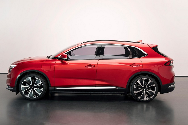 Ngoài ra còn có các tính năng tiện ích giải trí thú vị như điều khiển xe bằng giọng nói với ngôn ngữ tự nhiên, trợ lý ảo thông minh, kết nối các ứng dụng thương mại điện tử, dịch vụ...