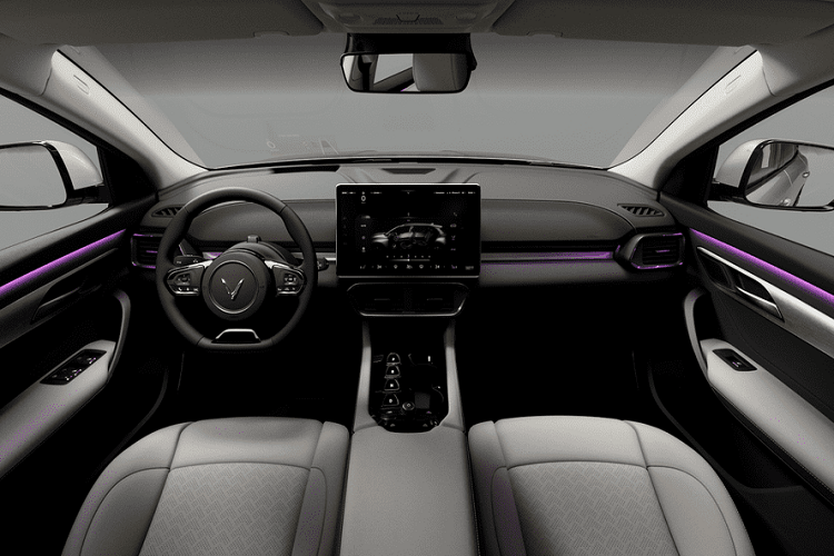 Xe đặc biệt phá cách với việc không có bảng đồng hồ sau vô lăng mà thay vào đó, màn hình hiển thị kính lái dạng HUD sẽ đảm nhiệm chức năng cung cấp thông tin cho người điều khiển. Khu vực trung tâm có màn hình khá lớn, khoảng 15 inch dùng để điều chỉnh các chức năng hỗ trợ của xe cũng như giải trí, ví dụ như trợ lý ảo, mua sắm trực tuyến hay chơi các trò chơi điện tử.