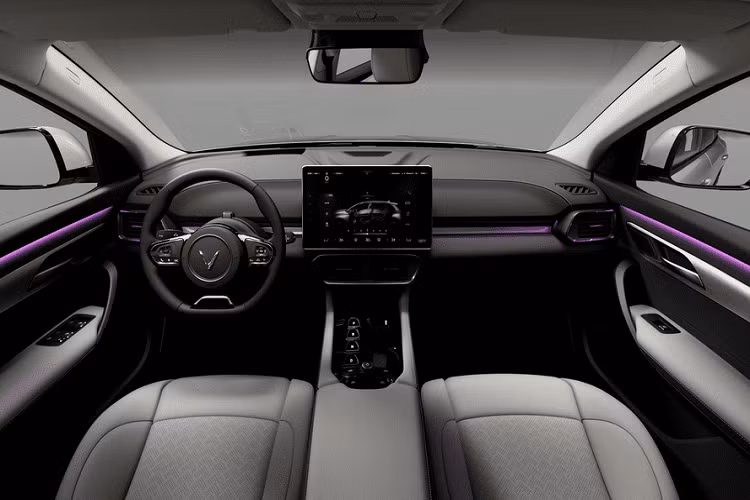 Xe đặc biệt phá cách với việc không có bảng đồng hồ sau vô lăng mà thay vào đó, màn hình hiển thị kính lái dạng HUD sẽ đảm nhiệm chức năng cung cấp thông tin cho người điều khiển. Khu vực trung tâm có màn hình khá lớn, khoảng 15 inch dùng để điều chỉnh các chức năng hỗ trợ của xe cũng như giải trí, ví dụ như trợ lý ảo, mua sắm trực tuyến hay chơi các trò chơi điện tử.