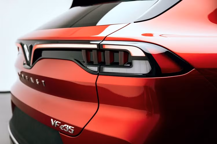 Là sản phẩm nhắm đến thị trường quốc tế, VinFast VF e35 tiếp tục sử dụng dải đèn chữ “V” nhằm tạo điểm nhấn nhận diện thương hiệu. Xe được trang bị mâm hợp kim 21 inch có thiết kế dạng phay xước 2 tông màu. Là một mẫu xe điện, nội thất của VinFast VF e35 hướng tới xúc cảm hiện đại và sang trọng với tông màu trắng chủ đạo. 