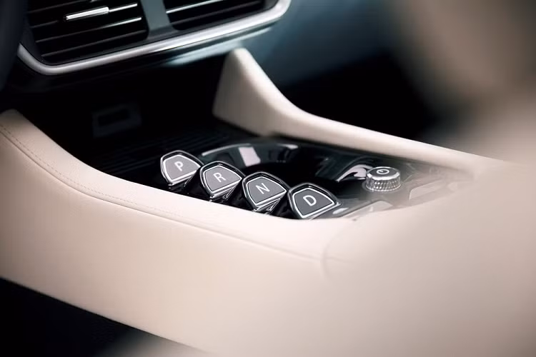 Về khả năng vận hành, VinFast VF e35 được trang bị động cơ điện có công suất tối đa 402 mã lực cùng mô-men xoắn cực đại đạt 640 Nm. Phối hợp với hệ dẫn động 4 bánh, xe có khả năng tăng tốc từ 0 - 100 km/h chỉ trong vòng 5,5 giây, theo công bố của VinFast.