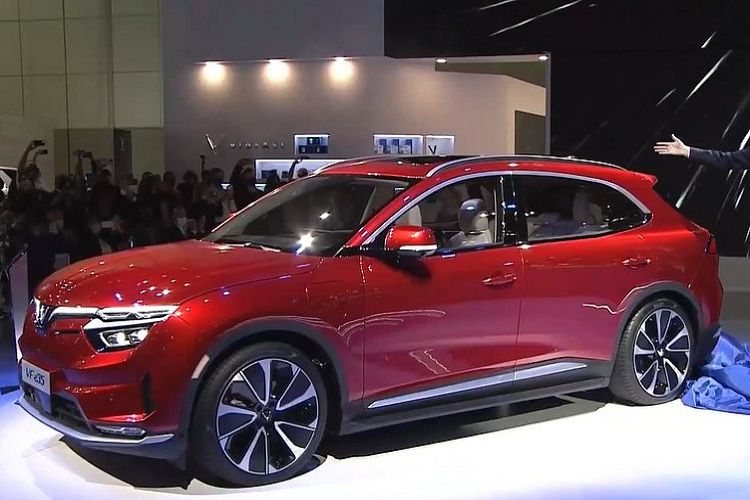 Sáng ngày 18/11/2021 theo giờ Việt Nam, VinFast đã chính thức ra mặt thương hiệu xe điện toàn cầu trước mặt bạn bè quốc tế tại triển lãm Los Angeles Auto Show 2021. Tại đây, hãng xe Việt đồng loạt vén màn 2 mẫu ô tô điện mới là VinFast VF e35 cùng VF e36, 2 sản phẩm tiên phong nhắm tới thị trường quốc tế. Theo hãng xe Việt, cả 2 mẫu xe này dự kiến sẽ được mở bán toàn cầu vào nửa đầu năm 2022 và bàn giao tới khách hàng vào cuối quý 4 cùng năm. 