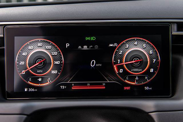 Theo đó, nội thất của Hyundai Tucson được thiết kế với những mặt cắt độc đáo, đường gân nổi chạy từ 2 bên cánh cửa xe nhập với khu vực màn hình trung tâm khiến chiếc xe này trở nên rất bắt mắt. Vô-lăng bọc da 4 chấu tích hợp đầy đủ phím bấm chức năng và đồng hồ kỹ thuật số có thể thay đổi giao diện tùy vào chế độ lái.