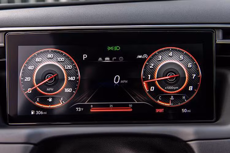 Theo đó, nội thất của Hyundai Tucson được thiết kế với những mặt cắt độc đáo, đường gân nổi chạy từ 2 bên cánh cửa xe nhập với khu vực màn hình trung tâm khiến chiếc xe này trở nên rất bắt mắt. Vô-lăng bọc da 4 chấu tích hợp đầy đủ phím bấm chức năng và đồng hồ kỹ thuật số có thể thay đổi giao diện tùy vào chế độ lái.