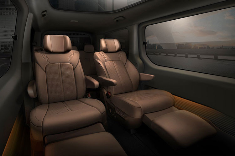 Chưa hết, giữa 2 hàng ghế thương gia của hàng ghế thứ 2 còn có cụm điều khiển trung tâm mới mang tên Universal Island, tích hợp 2 ngăn đựng cốc. Đặc biệt, cụm điều khiển trung tâm này còn đi kèm bàn gấp để 2 hành khách ăn uống hoặc làm việc.