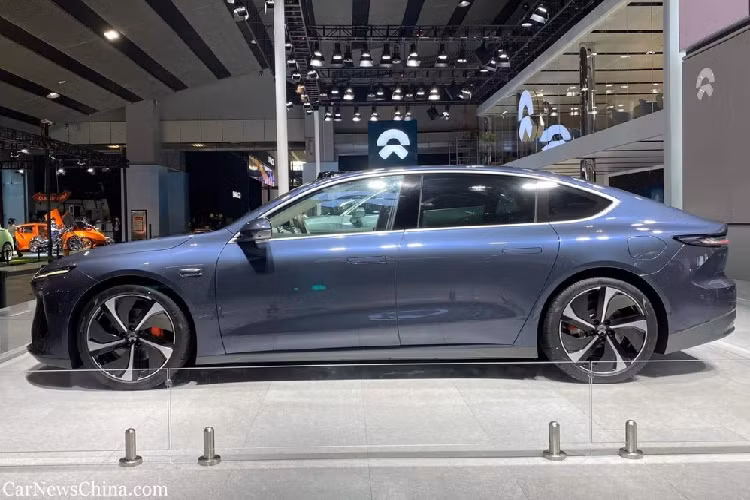 NIO ET7 là một mẫu sedan điện sang trọng, và là mẫu xe sản xuất thứ 4 của thương hiệu sau ES8, ES6, và EC6. Mẫu siêu xe EP9 của NIO không được đưa vào sản xuất hàng loạt, và chỉ được chế tạo thủ công một vài chiếc dành cho các nhà đầu tư thời đầu. Vì NIO vẫn chưa có nhà máy riêng, vậy nên giống những mẫu xe khác, ET7 sẽ được sản xuất theo hợp đồng với Jianghuai Automobile (JAC).