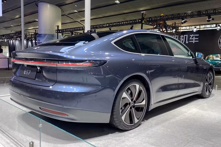 Hệ thống cảm biến được gọi là Aquila Super Sensing, và NIO tuyên bố nó gồm 33 bộ cảm biến gồm 1 LiDAR khoảng cách xa, 11 camera HD 8 triệu pixel, 1 cảm biến tăng cường nhận thức cho tài xế, 5 radar sóng mm, 12 cảm biến siêu âm, 1 cảm biến V2X, và 2 bộ cảm biến vị trí.