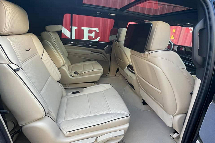 Điểm đột phá ở nội thất Escalade mới là Cadillac đã trang bị màn hình công nghệ OLED cong trên Escalade, màn hình cung cấp hơn 38 inch tổng diện tích màn hình trên xe, màn hình OLED cho mật độ điểm ảnh gấp đôi so với một chiếc TV 4K hiện đại ngày nay. Và đây là trang bị Tiêu Chuẩn trên tất cả các phiên bản của Escalade 2021.