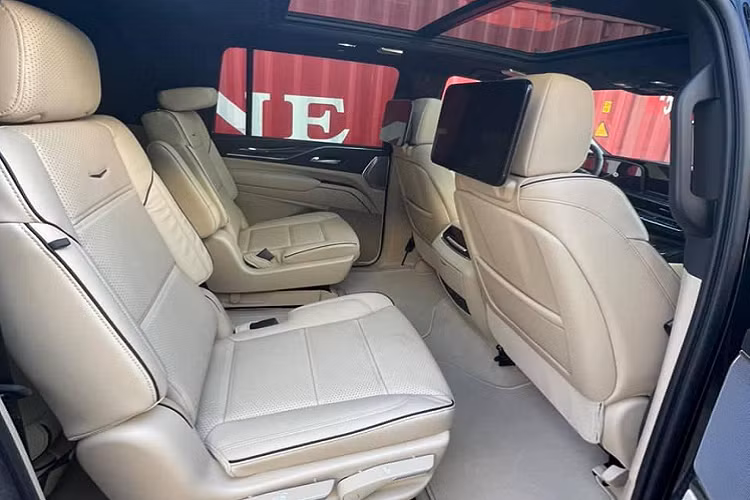 Điểm đột phá ở nội thất Escalade mới là Cadillac đã trang bị màn hình công nghệ OLED cong trên Escalade, màn hình cung cấp hơn 38 inch tổng diện tích màn hình trên xe, màn hình OLED cho mật độ điểm ảnh gấp đôi so với một chiếc TV 4K hiện đại ngày nay. Và đây là trang bị Tiêu Chuẩn trên tất cả các phiên bản của Escalade 2021.
