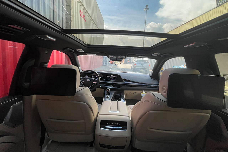 Nội thất Escalade 2021 thiết kế sang trọng, sử dụng 3 màn hình OLED gồm màn hình hiển thị thông tin 7,2 inch phía bên trái của người lái, màn hình hỗ trợ lái 14,2 inch và màn hình giải trí 16,9 inch.