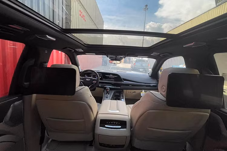 Nội thất Escalade 2021 thiết kế sang trọng, sử dụng 3 màn hình OLED gồm màn hình hiển thị thông tin 7,2 inch phía bên trái của người lái, màn hình hỗ trợ lái 14,2 inch và màn hình giải trí 16,9 inch.