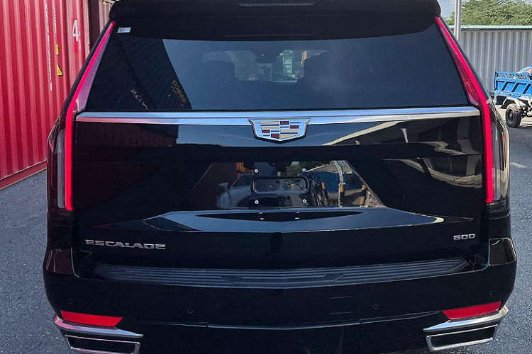 Bên cạnh đó, hệ thống treo khí nén thích ứng “Air Ride Adaptive Suspension” giúp cân bằng tải trọng và điều chỉnh tăng chiều cao xe, bao gồm tự động hạ thấp chiều cao đi xe để cải thiện tính khí động học khi chạy ở tốc độ cao, cũng như người lái có thể hạ thấp chiều cao xe thêm 51mm để có thể ra vào xe dễ dàng khi đang dừng đỗ.