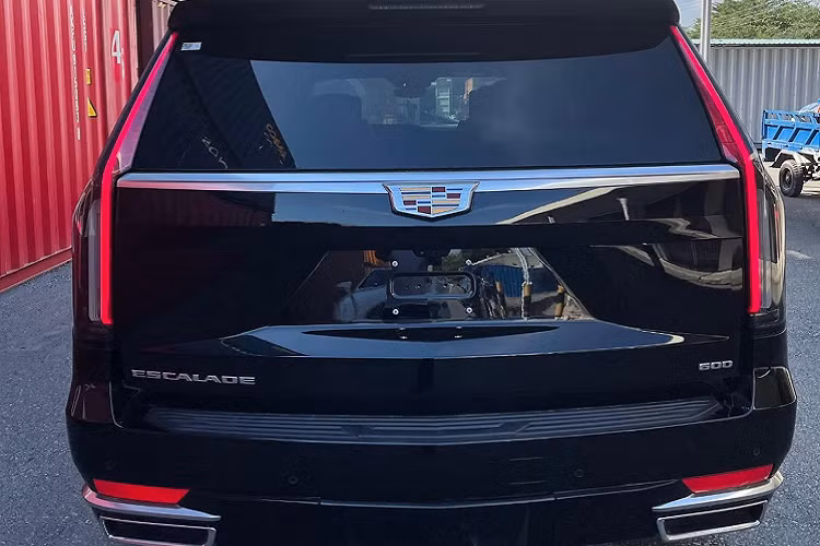 Bên cạnh đó, hệ thống treo khí nén thích ứng “Air Ride Adaptive Suspension” giúp cân bằng tải trọng và điều chỉnh tăng chiều cao xe, bao gồm tự động hạ thấp chiều cao đi xe để cải thiện tính khí động học khi chạy ở tốc độ cao, cũng như người lái có thể hạ thấp chiều cao xe thêm 51mm để có thể ra vào xe dễ dàng khi đang dừng đỗ.