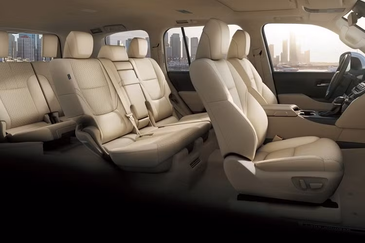 Màn hình trung tâm của xe có kích thước to hơn, 9 inch trên bản tiêu chuẩn và 12,3 inch ở bản cao cấp. Các nút bấm trên Land Cruiser cũng được làm mới, đi kèm sạc không dây chuẩn Qi, màn hình HUD, nút khởi động mã hóa vân tay.