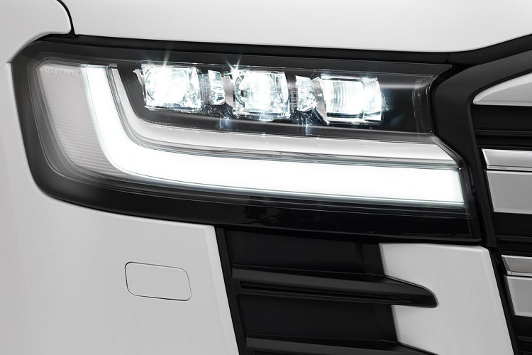 Chiếc xe SUV Toyota Land Cruiser 2022 (tên mã LC300) có một sự thay đổi lớn từ trong ra ngoài so với những bản trước vì đây là mẫu xe kỷ niệm 70 năm ra đời của dòng xe SUV