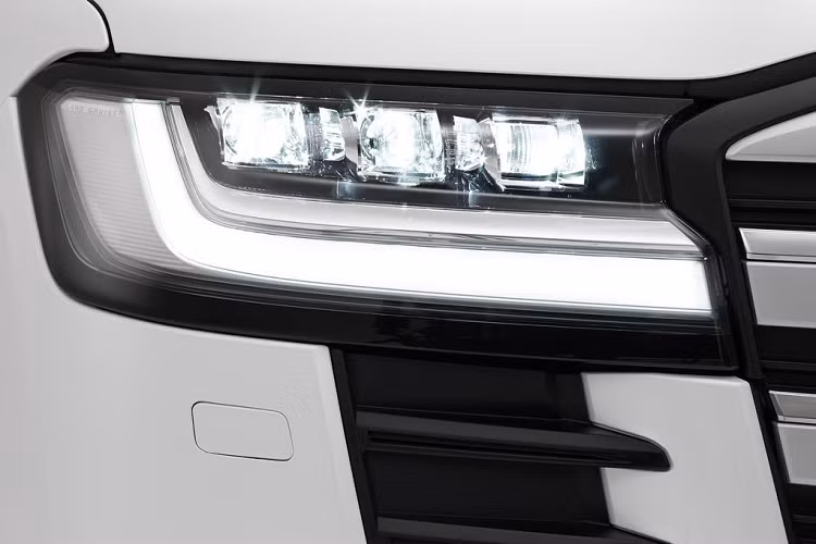 Chiếc xe SUV Toyota Land Cruiser 2022 (tên mã LC300) có một sự thay đổi lớn từ trong ra ngoài so với những bản trước vì đây là mẫu xe kỷ niệm 70 năm ra đời của dòng xe SUV