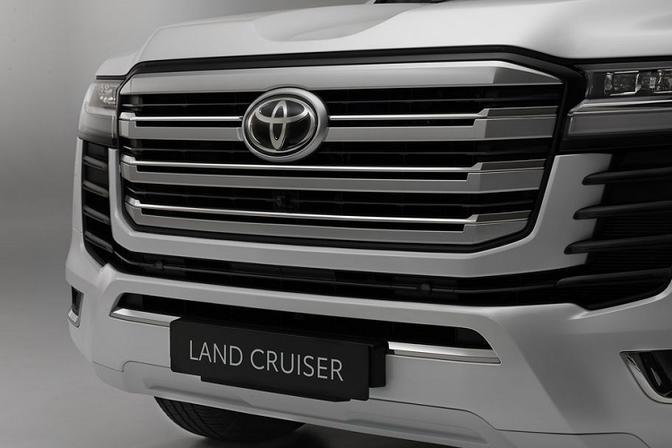 Về nội thất, Land Cruiser 2022 được trang bị các vật liệu cao cấp như da màu, nhôm, gỗ, không còn dáng vẻ đơn giản, nhàm chán trước kia