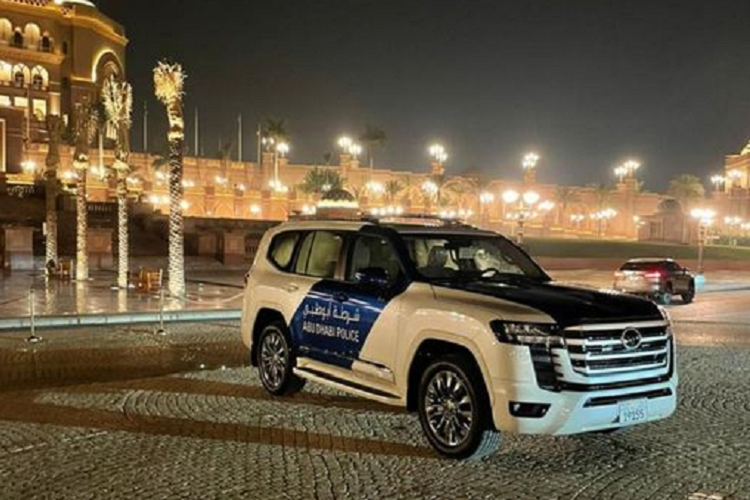 Về ngoại thất, vẫn là dáng vẻ hầm hố, vuông vức đặc trưng của dòng Land Cruiser, nhưng Land Cruiser 2022 trông khác biệt hoàn với lưới tản nhiệt cỡ lớn với những thanh ngang to bản khiến đầu xe trở nên đồ sộ hơn