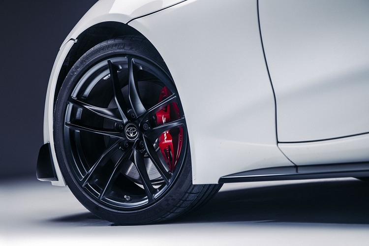 Toyota GR Supra 2.0 tại Anh được trang bị tiêu chuẩn bộ mâm 18 inch. Đĩa phanh trước/sau có kích thước lần lượt 348 mm và 345 mm, đi kèm là kẹp phanh 4 piston ở phía trước và một piston ở phía sau.
