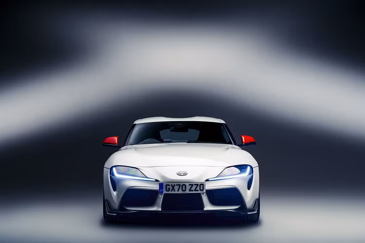 Toyota GR Supra 2.0 Fuji Speedway Edition được trang bị động cơ tăng áp 2.0L, công suất 254 mã lực tại 5.000-6.000 vòng/phút và mô-men xoắn cực đại 400 Nm tại 1.500-4.500 vòng/phút. Xe có khả năng tăng tốc 0-100 km/h trong 5,2 giây, tốc độ tối đa được giới hạn ở mức 250 km/h.