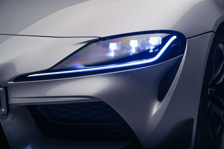 So với động cơ 3.0L, GR Supra 2.0L nhẹ hơn 100 kg. Chênh lệch này giúp GR Supra 2.0 có tỉ lệ phân bố trọng lượng tốt hơn, đồng thời giảm được lực quán tính. Những thay đổi trên giúp chiếc xe trở nên linh hoạt và dễ kiểm soát hơn.