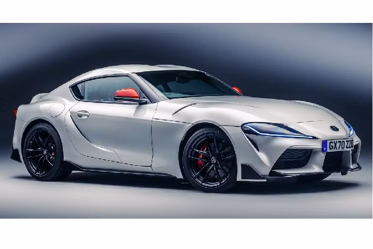 Bên cạnh việc phân phối dòng xe Toyota GR Supra 3.0 mới, Toyota tại Anh cũng đã giới thiệu GR Supra dùng động cơ 2.0L. GR Supra 2.0 có 2 phiên bản là tiêu chuẩn và Fuji Speedway Edition.