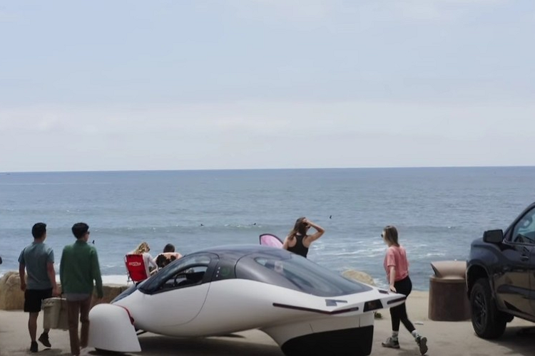 Như đã hẹn, mẫu xe Aptera Sol chạy điện 3 bánh mang dáng vẻ tương lai của công ty Aptera đã chính thức ra mắt nguyên mẫu hoạt động hoàn chỉnh thứ hai. Công ty khởi nghiệp gốc California, Mỹ được đặt tên từ tiếng Tây Ban Nha có nghĩa “mặt trời”.