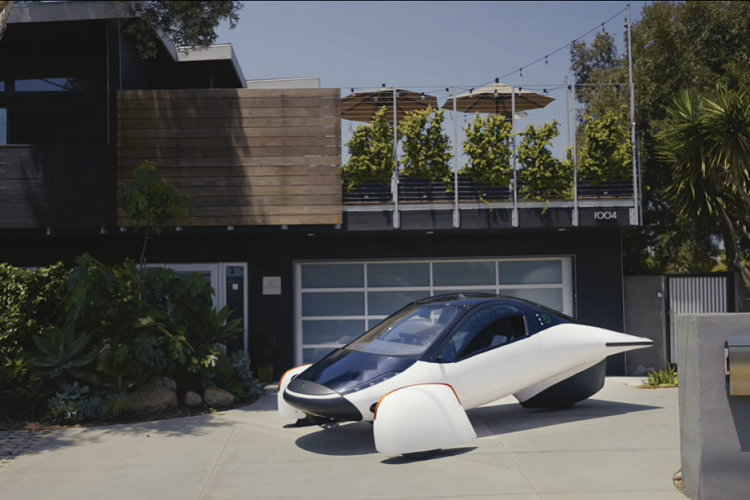 Aptera Sol được lên kế hoạch giao đến tay những chủ xe đầu tiên vào cuối năm nay tại Mỹ, và nó có thể được đặt hàng trước với mức giá xe Aptera Sol từ 25.900 USD (khoảng 594 triệu đồng) cho phiên bản 400 km. Phiên bản 1.609 km có giá 44.900 USD (khoảng 1 tỷ đồng), một chi phí không cao để sở hữu một chiếc xe dùng năng lượng sạch đi được cả nghìn km.