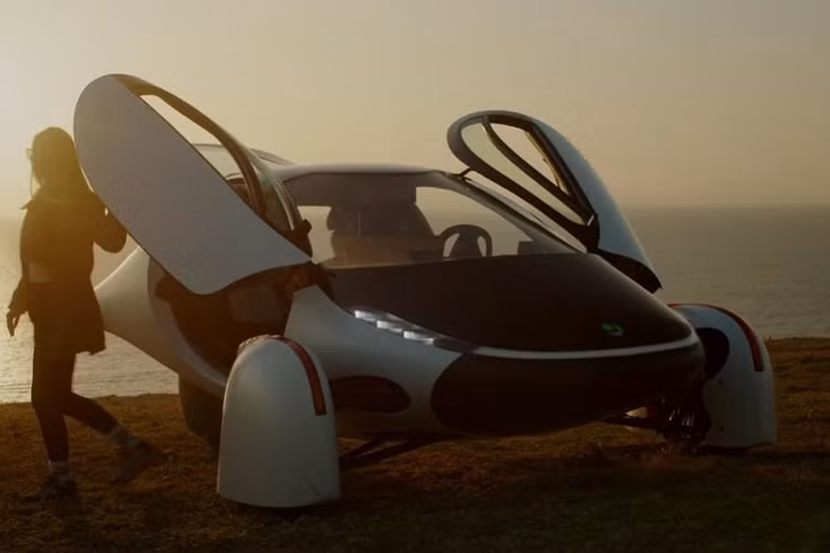 Tuy nhiên, nhà sản xuất cũng cung cấp rất nhiều tùy chọn cho phép người mua tùy chỉnh chiếc xe theo ý thích của họ. Bạn có thể chọn giữa hệ dẫn động FWD và AWD, các cách phối màu nội thất và ngoại thất khác nhau, và các loại nóc lắp pin năng lượng mặt trời khác nhau